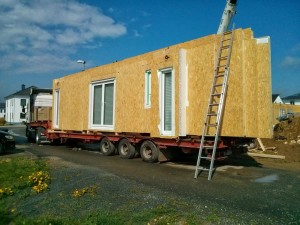 Lkw mit Fertighaus-Wandelementen